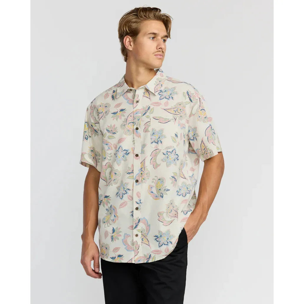 Billabong - Sundays Short Sleeve Shirt in Sangria