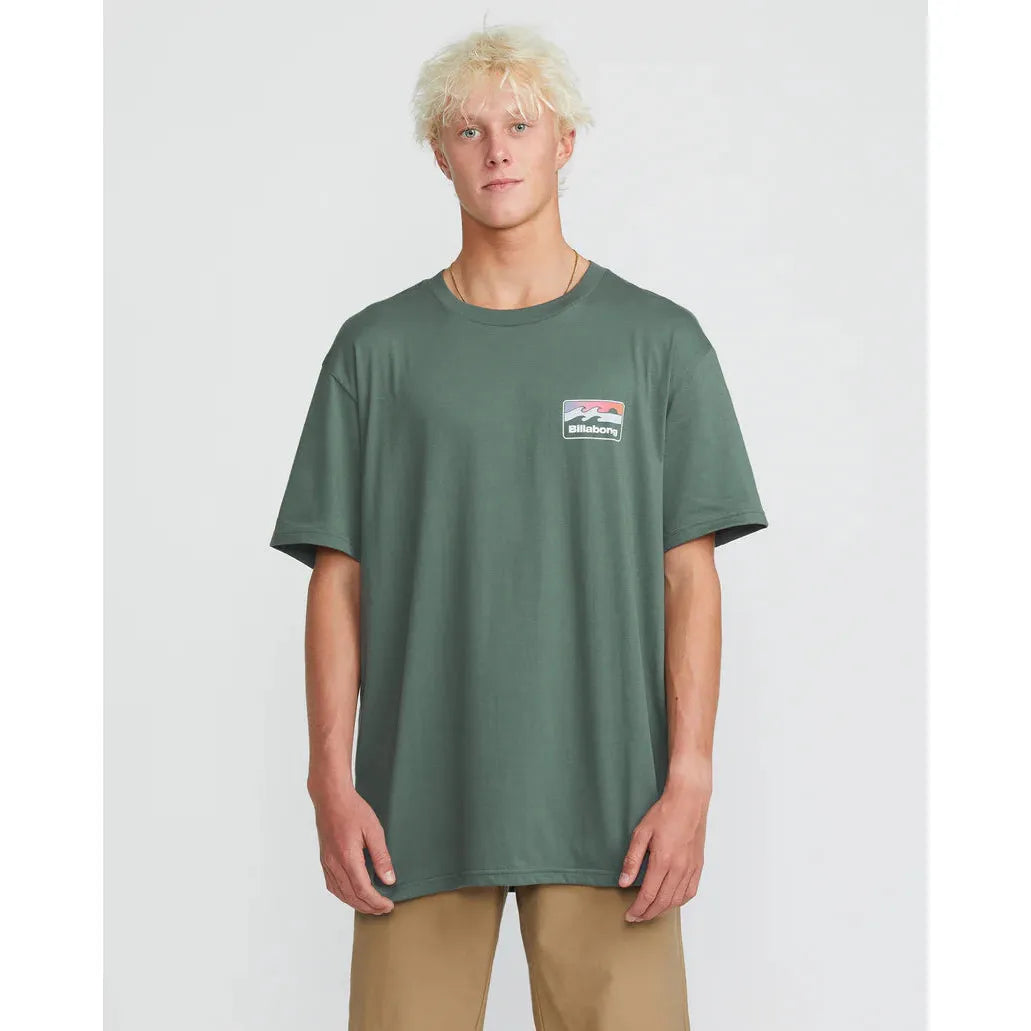 Billabong - Runner Premium Short Sleeve Tee in Dark Slate Green