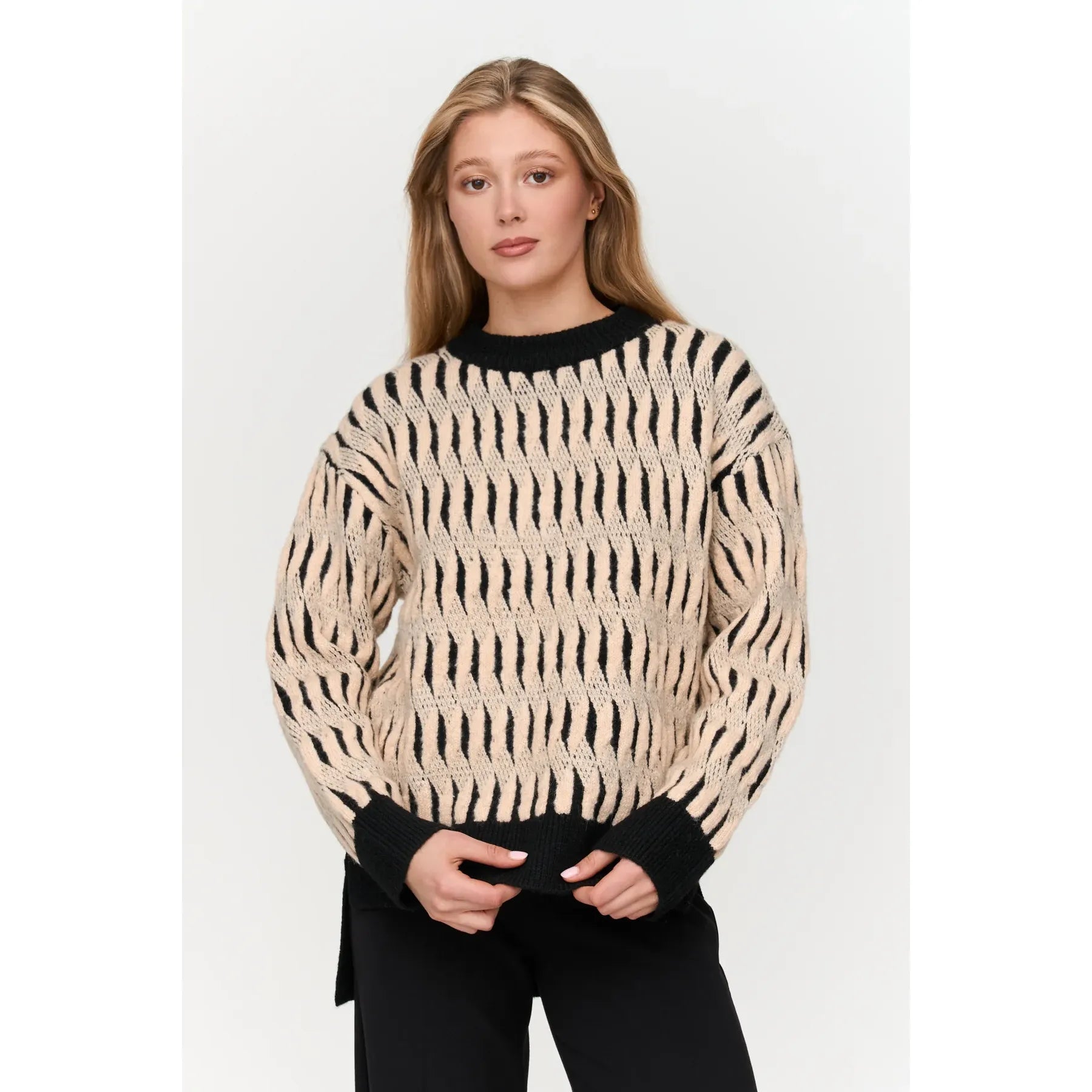 24 Colours - Knitted Seater in Black/Beige