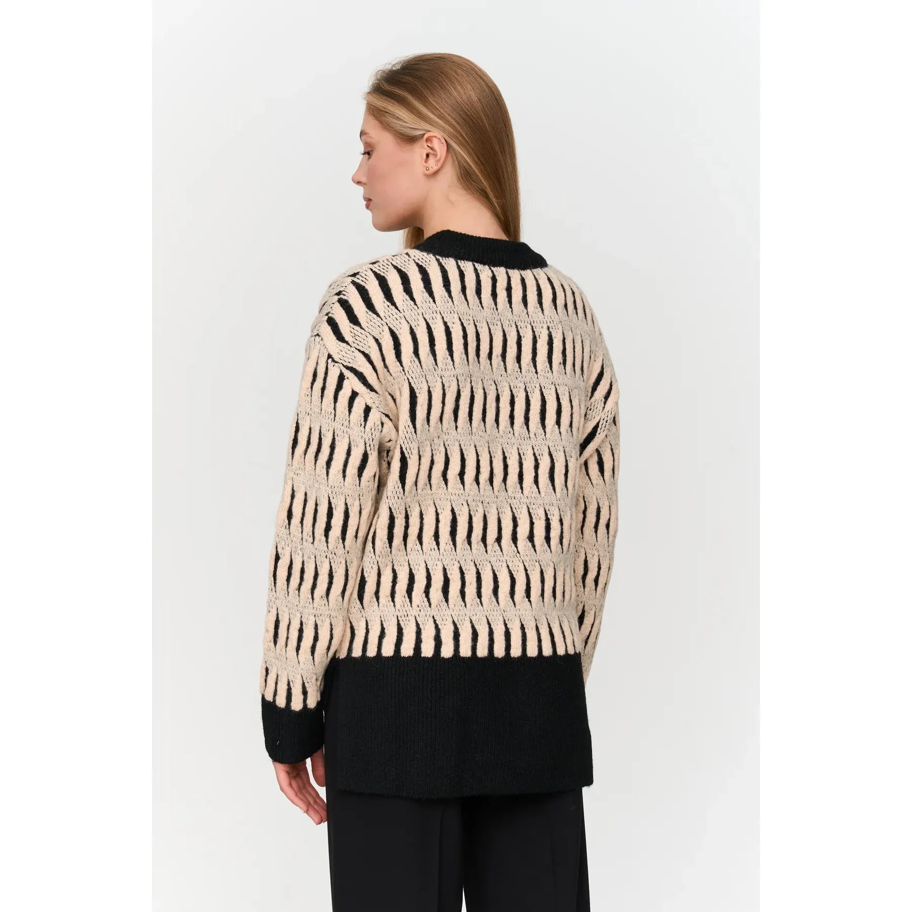 24 Colours - Knitted Seater in Black/Beige