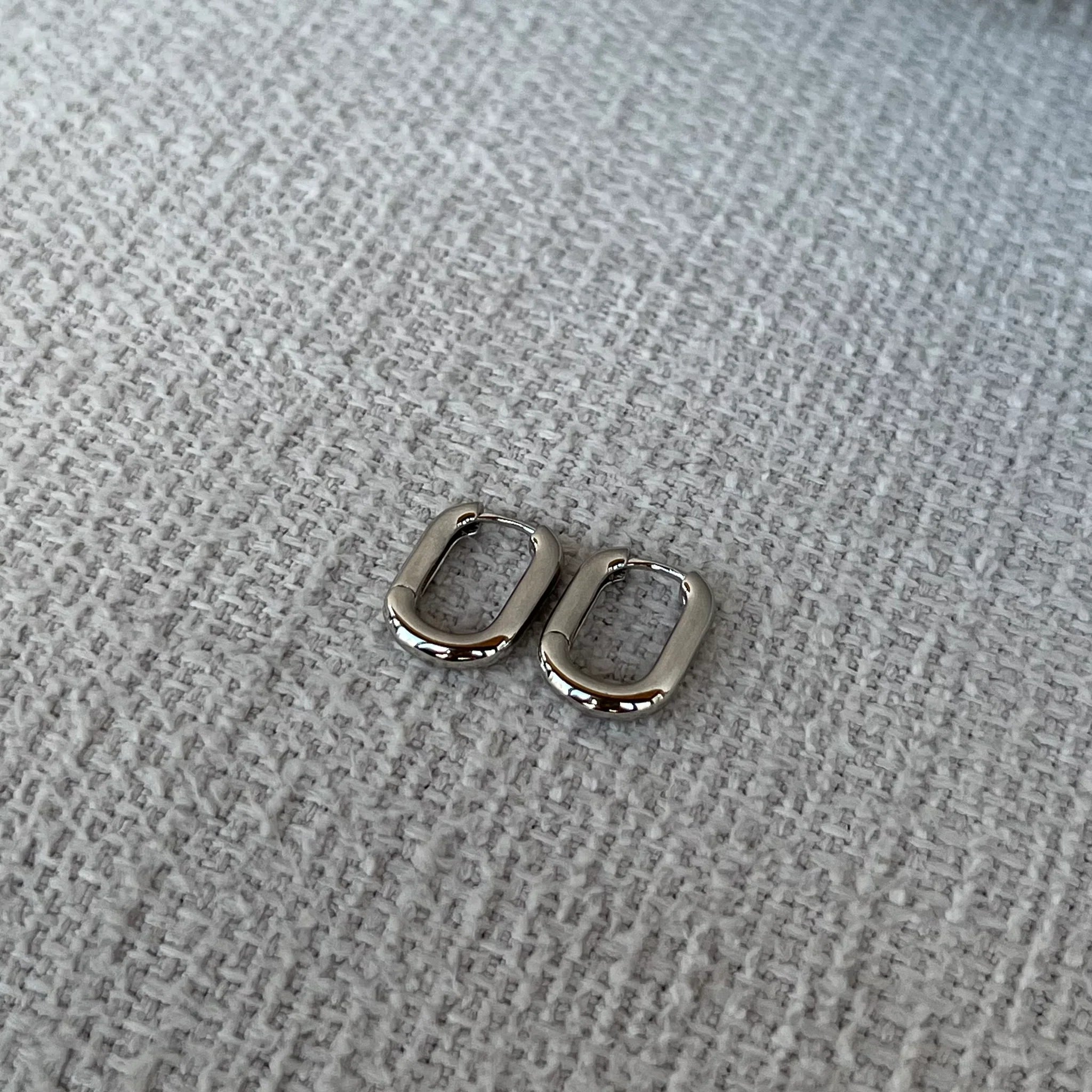 Lua & Sol - Audrey Squoval Hoops in Silver