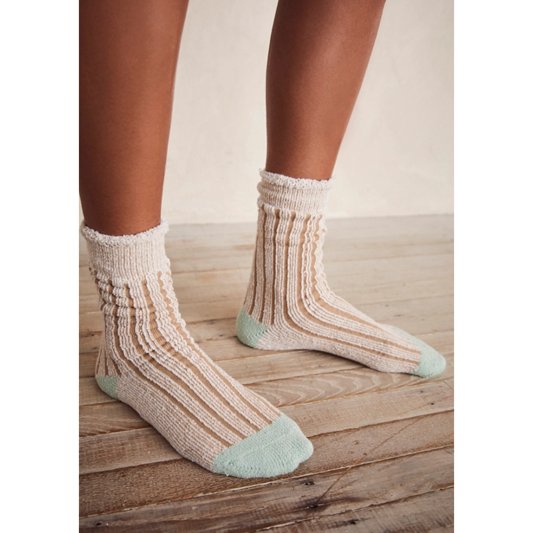 Free People - Plush Inside Out Crew Socks in Camel