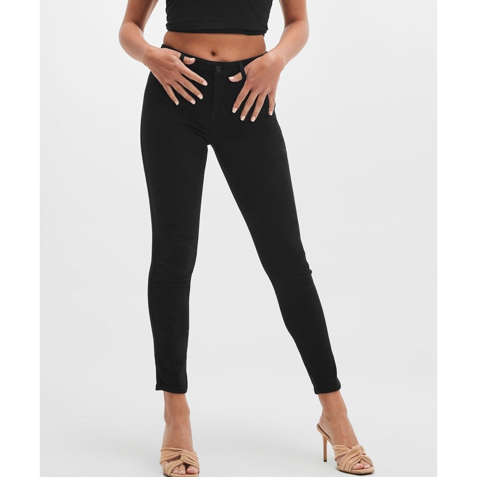 Guess - Mid Rise Sexy Curve in Carrie Black-SQ2686421